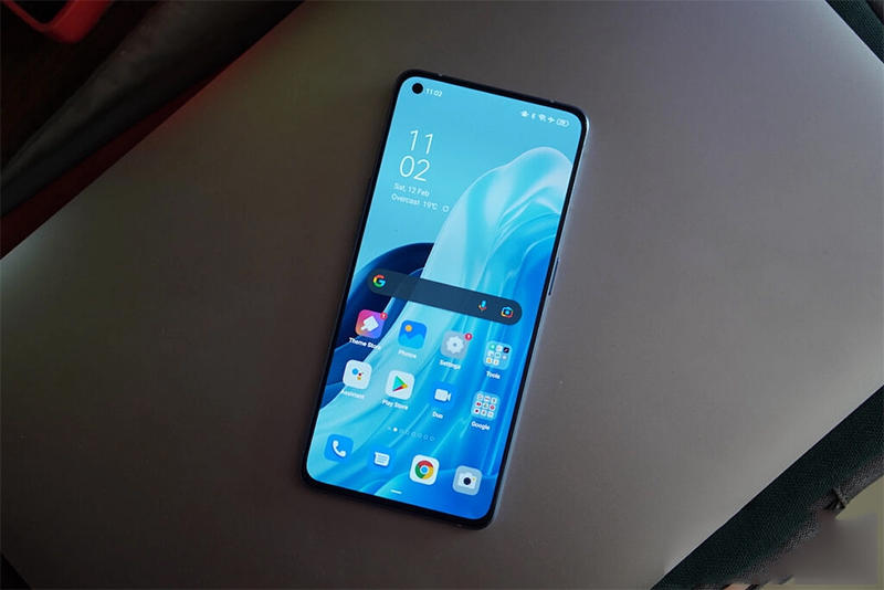 OPPO Reno7 Pro 5G c&oacute; độ s&aacute;ng m&agrave;n h&igrave;nh thấp hơn so với đời tiền nhiệm